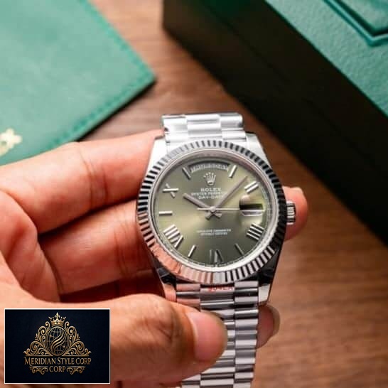 Rolex Day-date green dial roman replica on the hand with