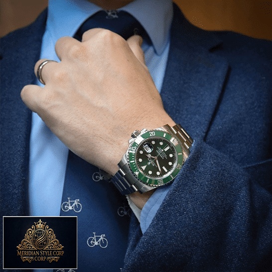 Rolex Submariner Hulk 116610LV Green Bezel Replica on his arm