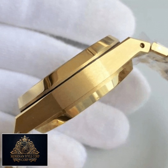 Audemars Piguet Royal Oak 26320 Gold Stainless Steel Replica side view on the hand