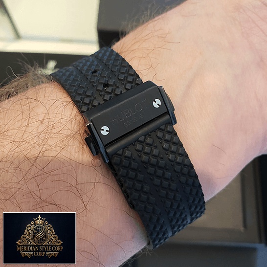 Hublot Big Bang 301.cx_.130.rx Black Rubber Bracelet Replica on the wrist