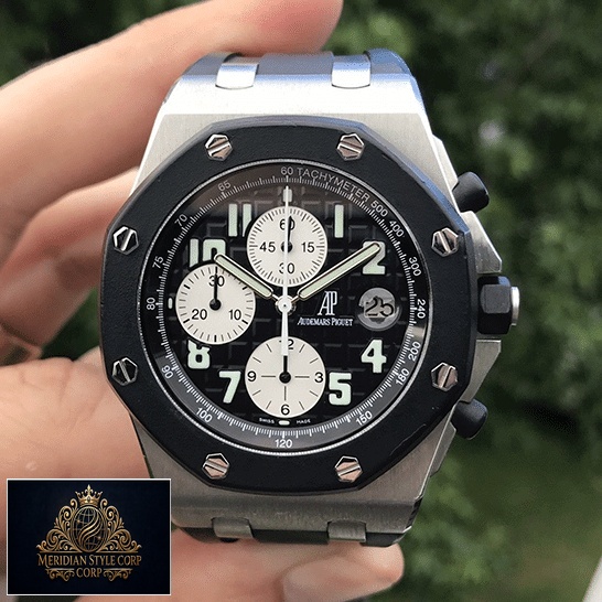 Audemars Piguet Royal Oak Black Dial Replica on the fingers