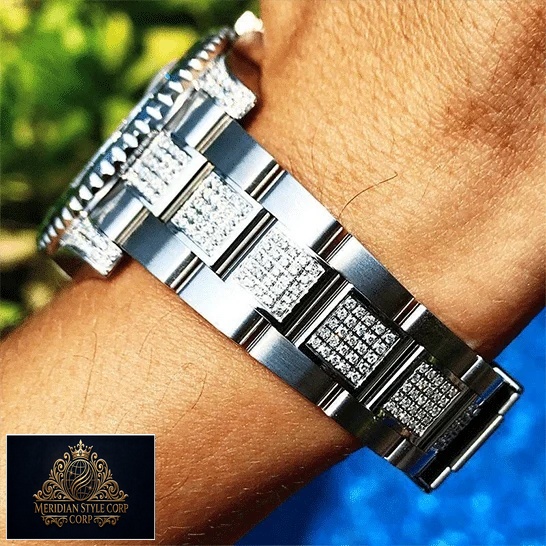 Rolex Submariner Hulk 116610LV Diamond Bracelet Iced Out Replica on his arm