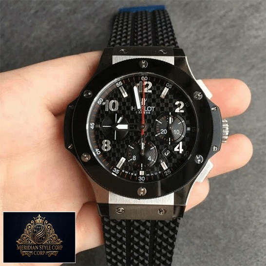 Hublot Big Bang Black Rubber Crown / Push button Replica on the hand