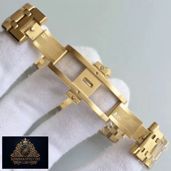 Audemars Piguet Royal Oak Gold Replica opened clasp on the white glove hand