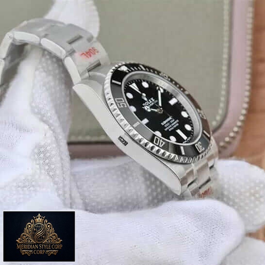 Rolex Submariner No Date Black Dial Replica on the hand