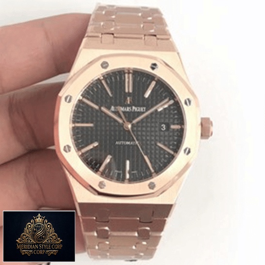 Audemars Piguet Royal Oak Black Dial 15400OR.OO_.1220OR.01 Replica on the hand