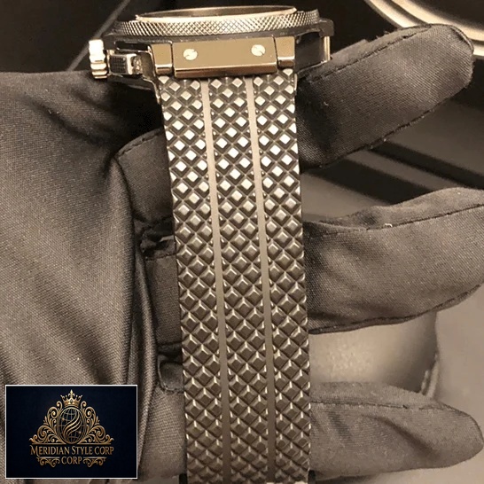 Hublot Big Bang 301.cx_.130.rx Black Rubber Bracelet Replica on the black glove hand
