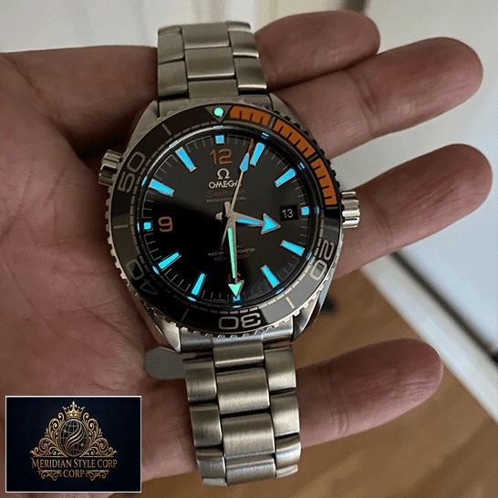 Omega Seamaster Black Dial Oyster Replica on the hand