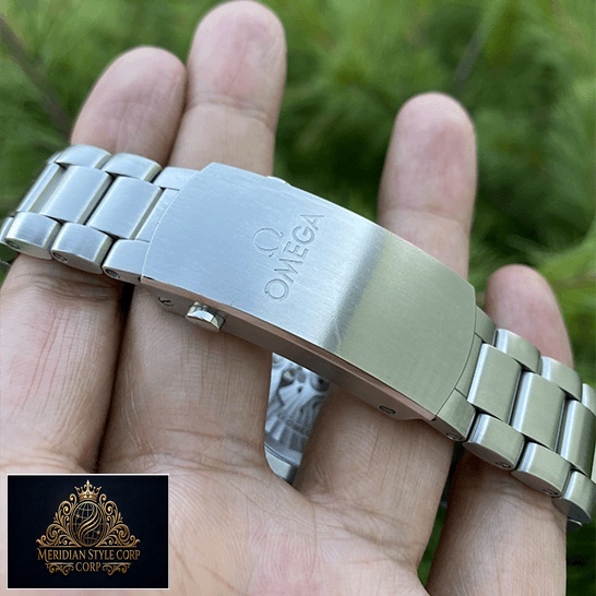 Omega Oyster Stainless Steel Replica closed clasp on the hand