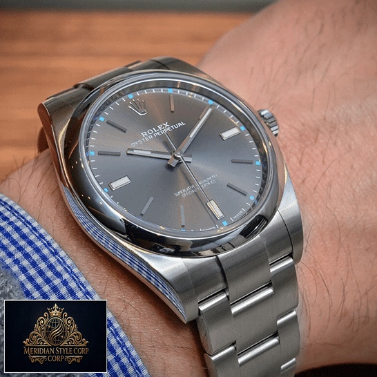 Rolex Datejust Perpetual 114300 dial is a dark rhodium grey Replica on his arm