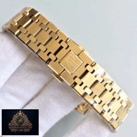 Audemars Piguet 26320 Gold Bracelet Replica closed clasp on the white glove hand