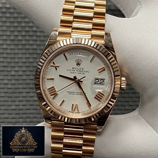 Rolex Day-Date 228235 "White Dial" Signature Replica 1:1 Rolex Day-Date 228235 Roman Gold Oyster Bracelet Replica on the hand