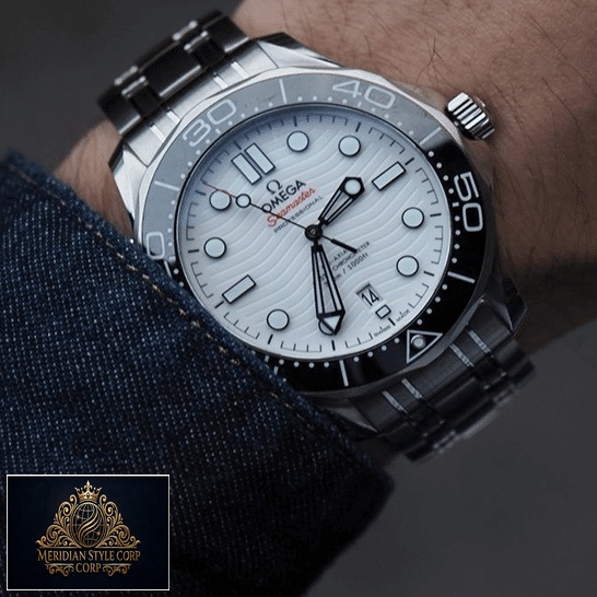 Omega210.30.42.20.04.001 Seamaster Diver Steel White Dial Replica on the hand