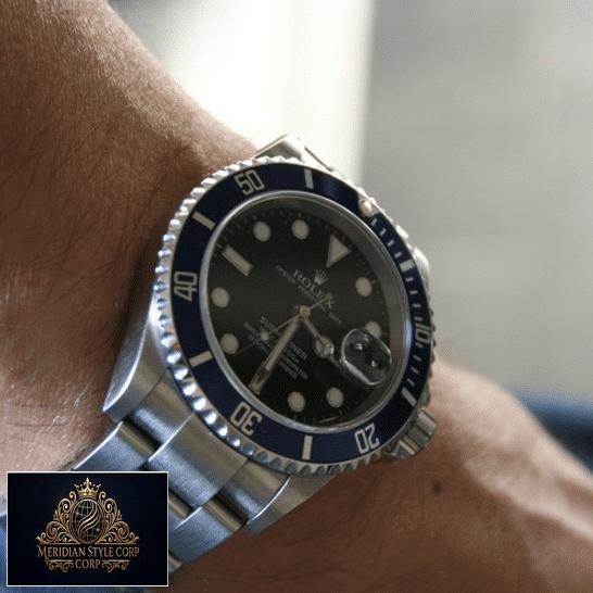 Rolex Submariner Date 16610 S.Steel Oyster Bracelet Black Dial Replica on his arm