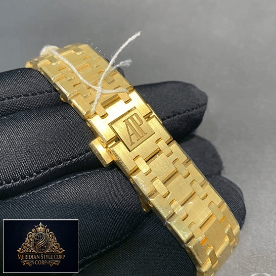 Audemars Piguet Yellow Gold Replica stainless steel bracelet on the hand