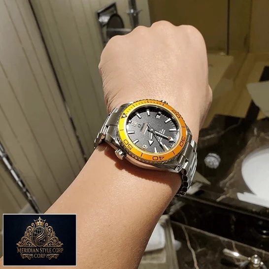 Omega Seamaster Gri Kadran Turuncu Bezel Replika bilekte
