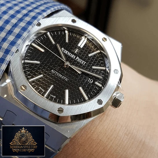 Audemars Piguet Black Dial 15400ST.OO_.1220ST Replica on the man wrist
