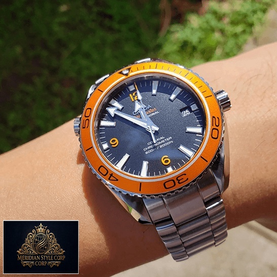 Omega Seamaster Planet Gri Kadran Turuncu Bezel Replika bilekte