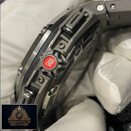 Audemars Piguet Roytal Oak Carbon Replica red crwon and on the white glove hand