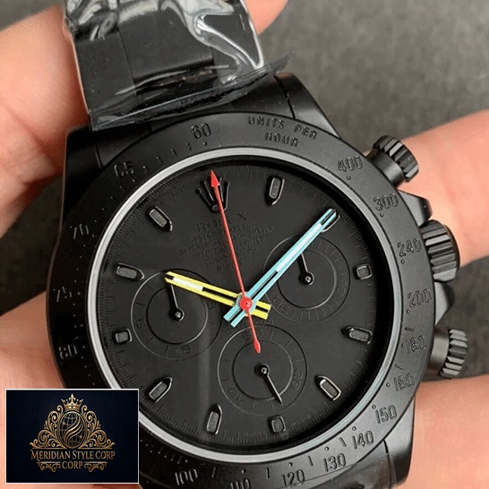 Rolex Blaken Daytona Date Black Dial & Bezel 116520 Replica on his hands