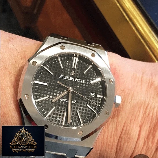 Audemars Piguet Royal Oak 15400ST.OO_.1220ST.04 Gray Replica on the man wristh