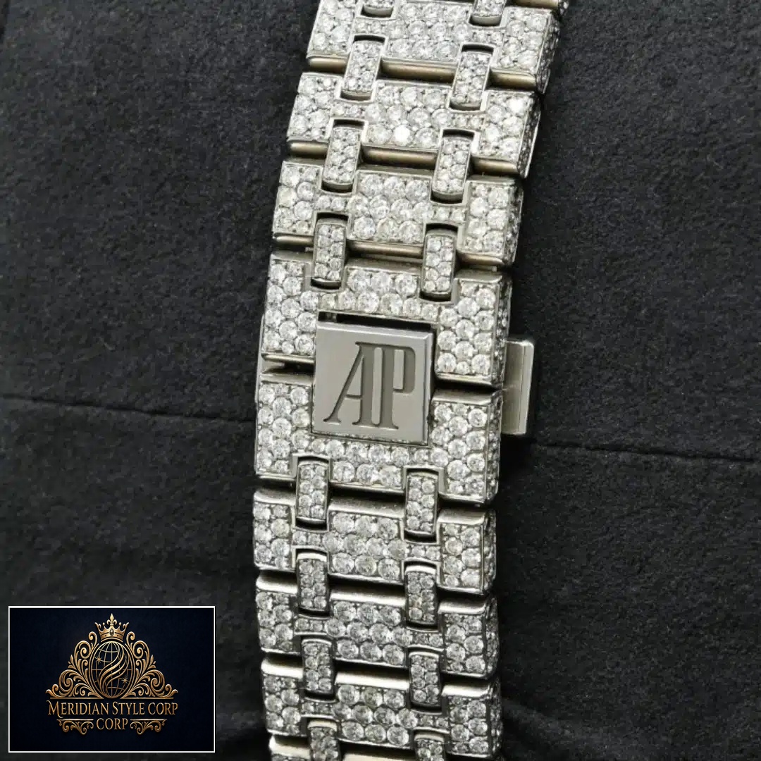 AP Royal Oak 15500ST.OO.1220ST.04 Replica Bracelet is jewel set and has the AP logo on it